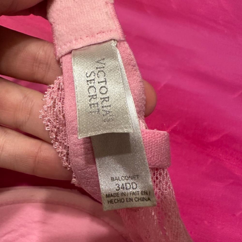 Patterned Victoria’s Secret Bra with lace - Picture 5 of 6